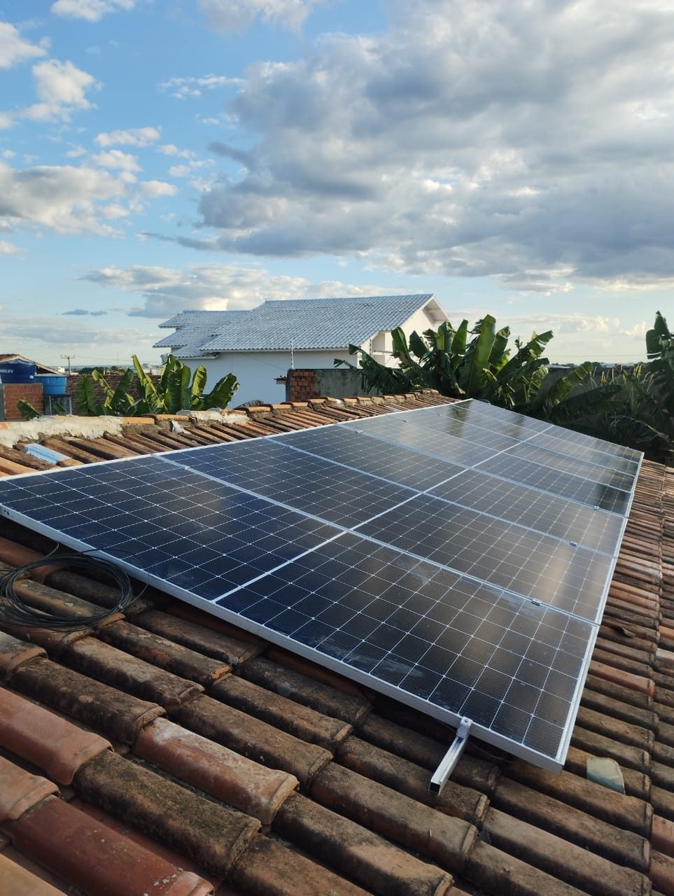 Sistema fotovoltaico instalado em telhado residencial