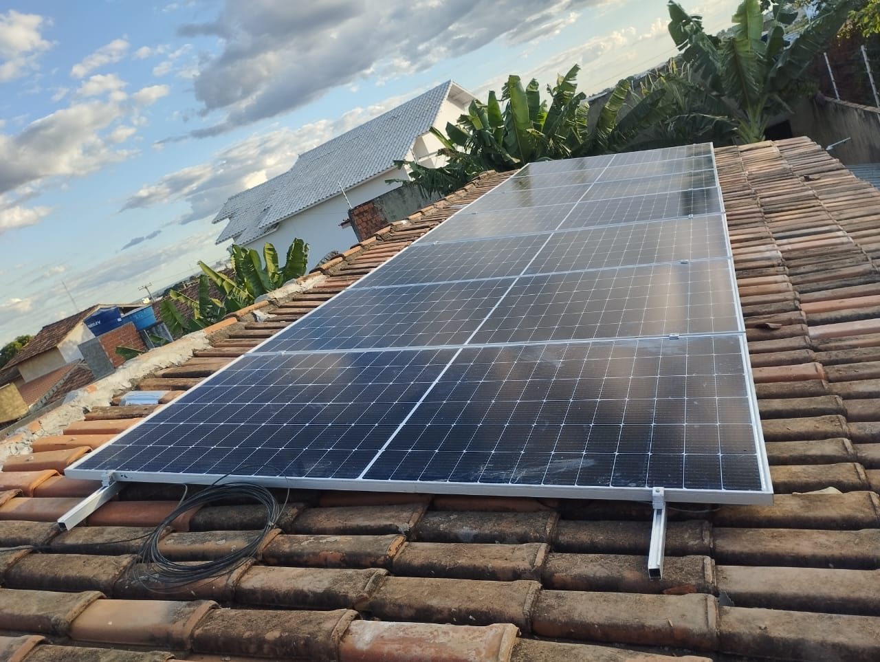 Painéis solares em telhado residencial - vista lateral