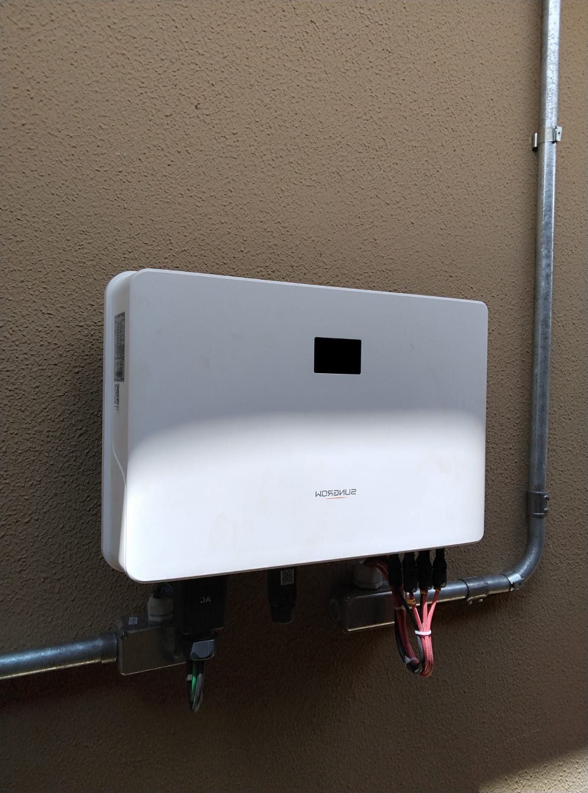 Inversor Sungrow instalado em parede